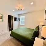 Holiday home 5 Min To Broadway Game & Ping-pong Parking