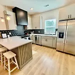 Holiday home 5 Min To Broadway Game & Ping-pong Parking *