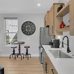 Holiday home 10 Min Drive Downtown, Roof Deck, Pet Friendly