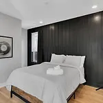 10 Min Drive Downtown, Roof Deck, Pet Friendly Holiday home