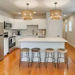 Walk To Five Points East With Yard! Holiday home