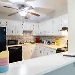 Downtown 1br With Full Kitchen, Pet-friendly