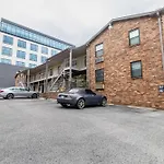 Downtown 1Br Condo With Full Kitchen, Pet-Friendly