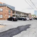 Downtown 1Br Condo With Full Kitchen, Pet-Friendly