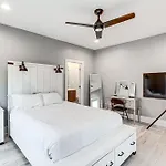 1 Mi To Downtown Nashville: Townhome W/ Balcony!
