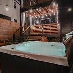 Urban Oasis: Modern Luxury Near Downtown *
