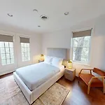 West End Getaway Apartment *