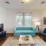 Apartment West End Getaway *