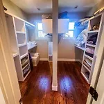 Holiday home 7 Min From Broadway! 3 Bed 2.5 Bath Nashville