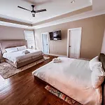 7 Min From Broadway! 3 Bed 2.5 Bath Holiday home