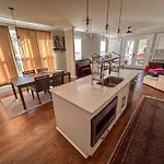 7 Min From Broadway! 3 Bed 2.5 Bath