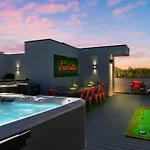 Holiday home The Americana Abode Rooftop Hot Tub Game