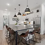 Huge Home With Patio - Walk To Shops, Food, Brewery