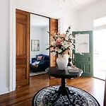 Magazine Featured 1890s Home, Pets, Yard, 8min-dt *