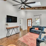 Fully Furnished Bungalow With Deck Near City Center