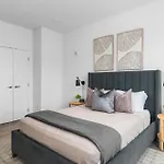 Luxury On The River 4 Beds 2.5 Bath, Walk To Downtown Apartment
