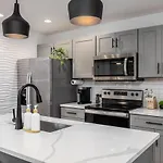 Multi-condo Building With 7 Units 15 Bedrooms 22 Beds And Free Parking Holiday home Nashville