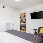 Multi-condo Building With 7 Units 15 Bedrooms 22 Beds And Free Parking