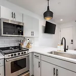 Multi-condo Building With 7 Units 15 Bedrooms 22 Beds And Free Parking