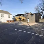 Multi-condo Building With 7 Units 15 Bedrooms 22 Beds And Free Parking Nashville