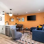 Holiday home Multi-condo Building With 7 Units 15 Bedrooms 22 Beds And Free Parking