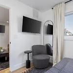 Multi-condo Building With 7 Units 15 Bedrooms 22 Beds And Free Parking *