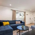 Multi-condo Building With 7 Units 15 Bedrooms 22 Beds And Free Parking Holiday home Nashville