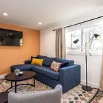 Holiday home Multi-condo Building With 7 Units 15 Bedrooms 22 Beds And Free Parking *