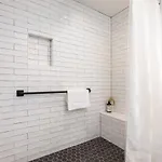 Multi-condo Building With 7 Units 15 Bedrooms 22 Beds And Free Parking * Nashville