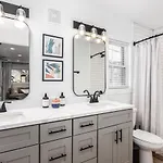 Multi-condo Building With 7 Units 15 Bedrooms 22 Beds And Free Parking