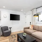 Multi-condo Building With 7 Units 15 Bedrooms 22 Beds And Free Parking *