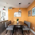 Multi-condo Building With 7 Units 15 Bedrooms 22 Beds And Free Parking Holiday home