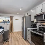 Multi-condo Building With 7 Units 15 Bedrooms 22 Beds And Free Parking