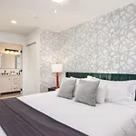 Holiday home Multi-condo Building With 7 Units 15 Bedrooms 22 Beds And Free Parking *