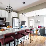 Luxury Home- Huge Yard, Fire Pit, Game And Movie Holiday home