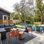 Luxury Home- Huge Yard, Fire Pit, Game And Movie *