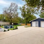 Luxury Home- Huge Yard, Fire Pit, Game And Movie Room