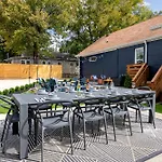 Luxury Home- Huge Yard, Fire Pit, Game And Movie Room