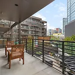 Luxury In The Gulch With Patio Pool Walk To Broadway Apartment