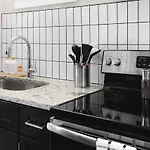 Modern With Rooftop Deck Walk To Coffee Restaurants Brewery Holiday home *
