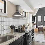 Modern With Rooftop Deck Walk To Coffee Restaurants Brewery Holiday home Nashville