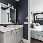 Holiday home Rooftop Deck Firepit And Garage Walk To 12 South And Restaurants *