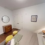 Apartment West End Getaway *