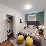 Apartment West End Getaway *
