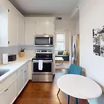 Apartment West End Getaway