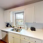 Apartment West End Getaway *