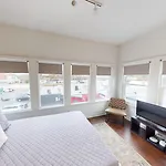 West End Getaway Apartment *