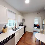 West End Getaway Apartment *