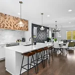 Upscale With Patio Walk To 12 South And Belmont Holiday home *