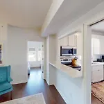 Apartment West End Getaway *